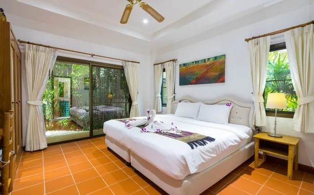 Twin bedroom with beds that can be separated or joined together