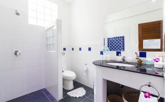 Hot/cold shower and modern bathroom amenities